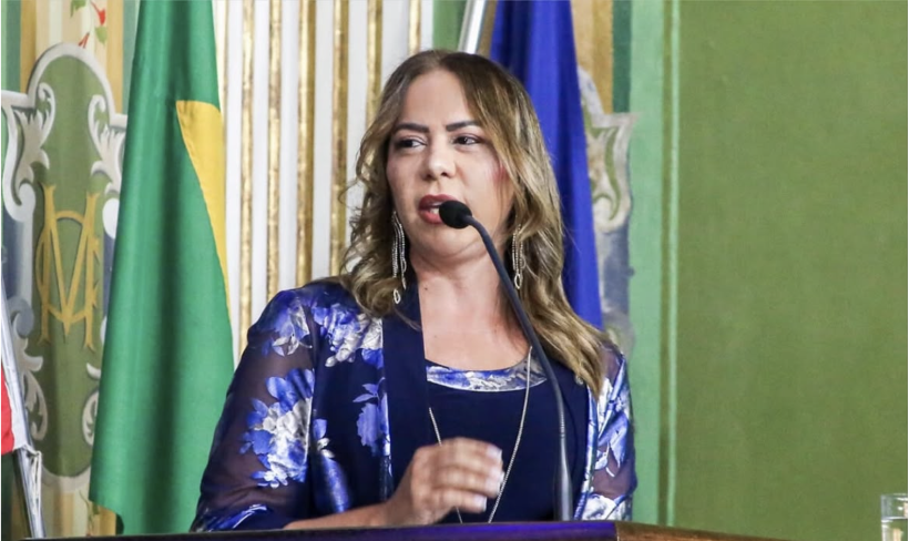 Débora Santana discursando na tribuna como parlamentar